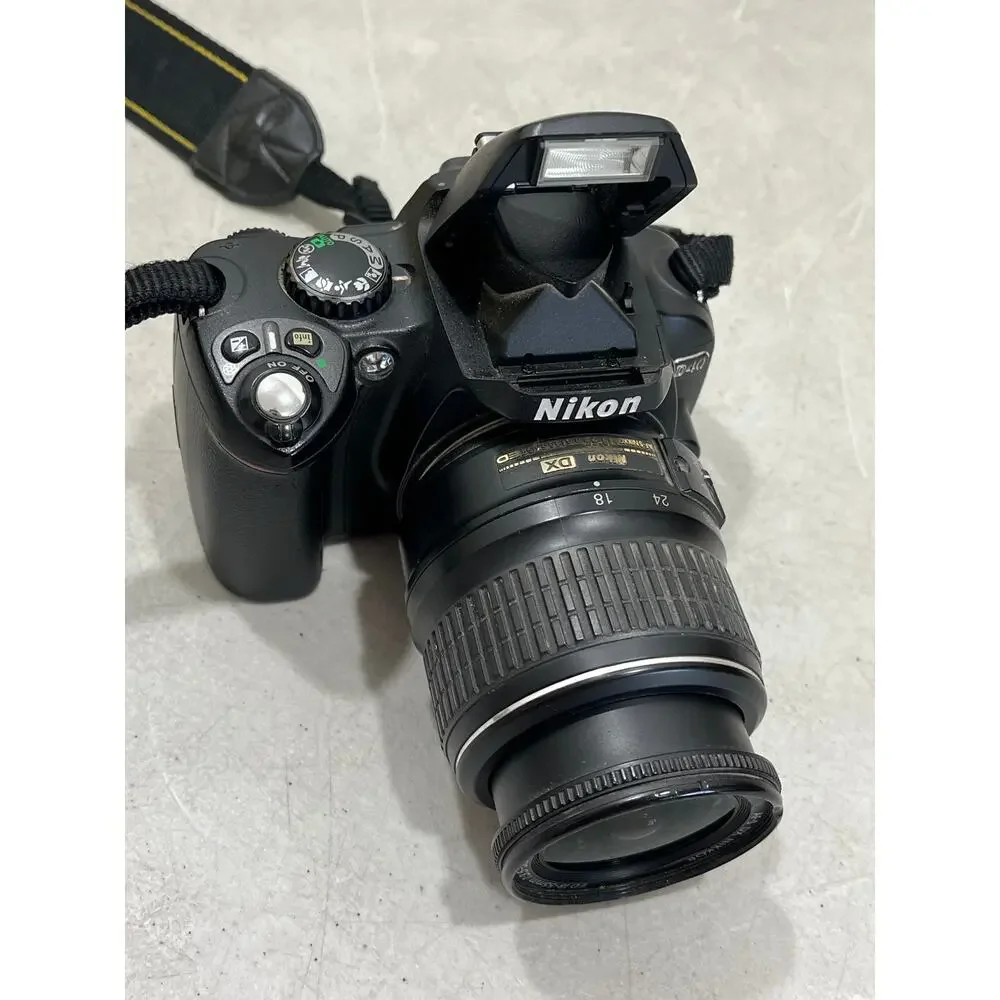 Nikon D40 D33697 Camera & Lens READ
